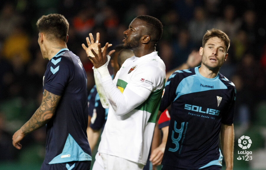 El jugador del Elche Neyder Lozano se lamenta durante el partido ante el Albacete / LFP